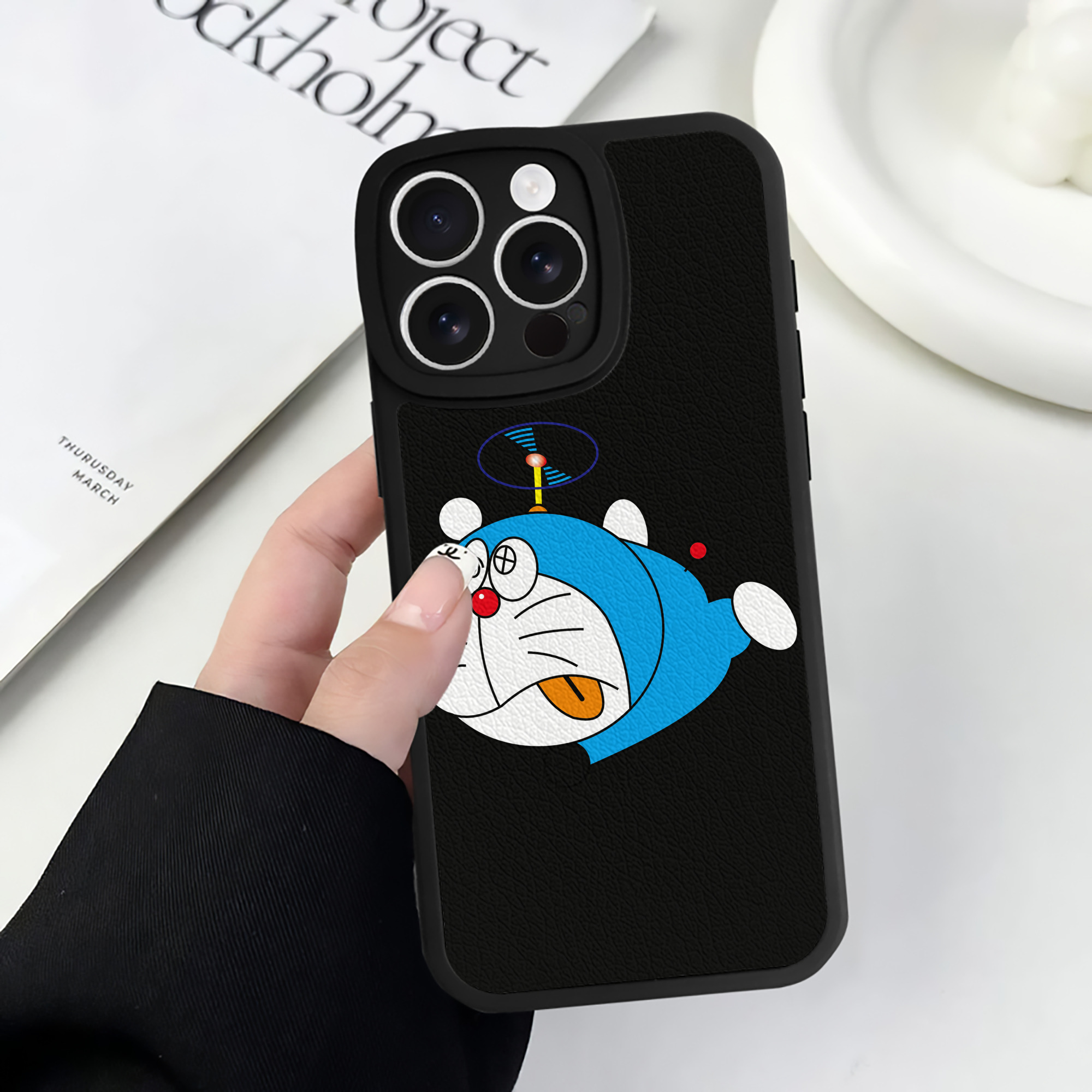 （画像用） ドラえもん Doraemon 【iPhone 16シリーズ対応】シリコンスマホケース（レザー調） 材質：シリコン